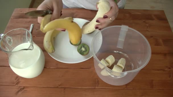 Cooking a healthy kiwi and banana cocktail — Stock Footage Cooking Healthy Kiwi Banana Cocktail Video Clip