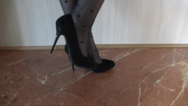 Чорне Елегантне Взуття Жіночих Ногах — стокове відео