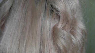 Hafif saç bukleleri yap.