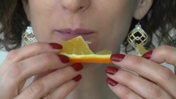 Une Femme Une Orange Douce Juteuse — Video