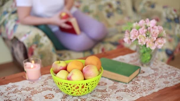 Une Femme Passe Confortablement Son Temps Maison Lire Livre — Video