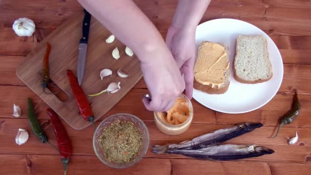 Preparar Sanduíches Com Caviar Peixe Forma Pasta — Vídeo de Stock