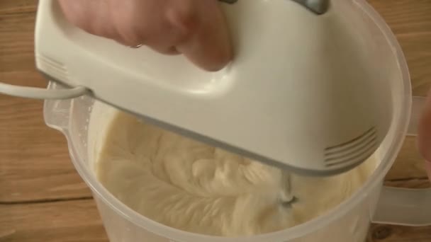 Uma Mulher Com Misturador Mistura Massa Para Uma Torta — Vídeo de Stock