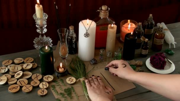 Une Femme Accomplit Rituel Rite Sorcellerie — Video