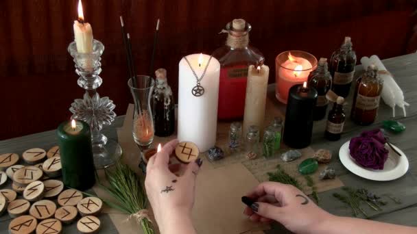 Uma Mulher Realiza Ritual Ritual Bruxaria — Vídeo de Stock