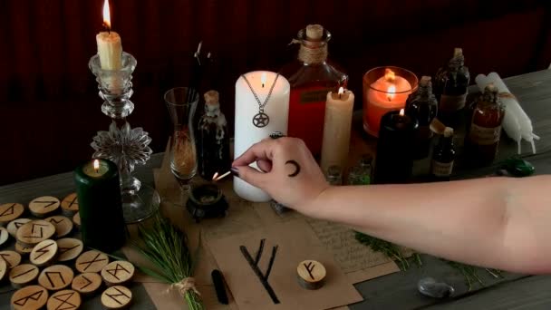 Μια Γυναίκα Εκτελεί Ένα Τελετουργικό Ένα Τελετουργικό Μαγείας — Αρχείο Βίντεο