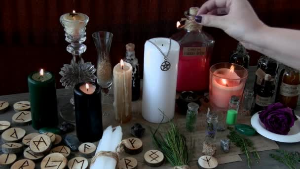 Uma Mulher Realiza Ritual Ritual Bruxaria — Vídeo de Stock