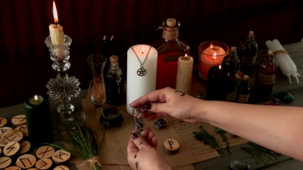 Une Femme Accomplit Rituel Rite Sorcellerie — Video