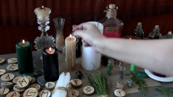 Uma Mulher Realiza Ritual Ritual Bruxaria — Vídeo de Stock