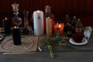 Rünlerle, pentagramla ve sihirli özelliklerle sihirli bir ayin