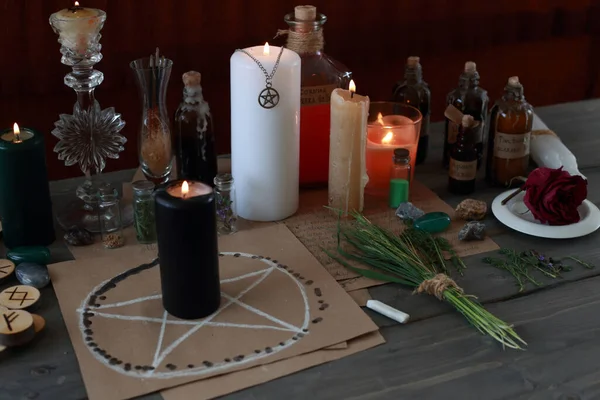 Rünlerle, pentagramla ve sihirli özelliklerle sihirli bir ayin