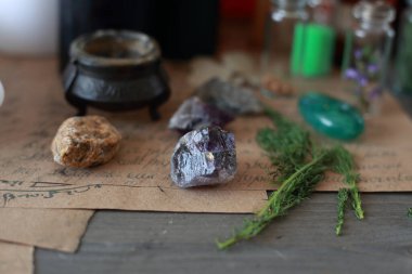 Rünlerle, pentagramla ve sihirli özelliklerle sihirli bir ayin