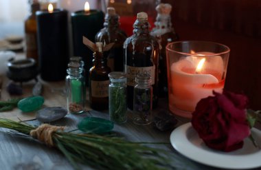 Rünlerle, pentagramla ve sihirli özelliklerle sihirli bir ayin