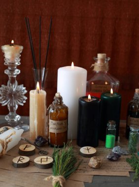 Rünlerle, pentagramla ve sihirli özelliklerle sihirli bir ayin