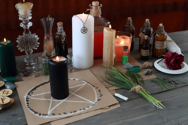 Rünlerle, pentagramla ve sihirli özelliklerle sihirli bir ayin