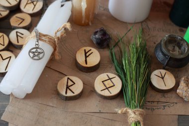 Rünlerle, pentagramla ve sihirli özelliklerle sihirli bir ayin