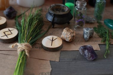 Rünlerle, pentagramla ve sihirli özelliklerle sihirli bir ayin