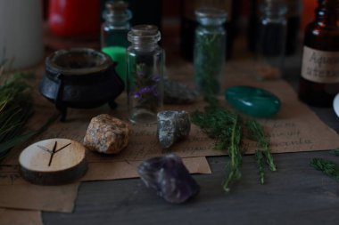 Rünlerle, pentagramla ve sihirli özelliklerle sihirli bir ayin