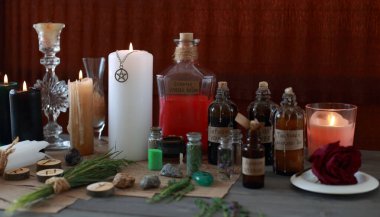 Rünlerle, pentagramla ve sihirli özelliklerle sihirli bir ayin