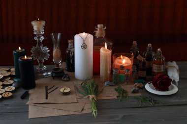 Rünlerle, pentagramla ve sihirli özelliklerle sihirli bir ayin