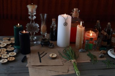 Rünlerle, pentagramla ve sihirli özelliklerle sihirli bir ayin
