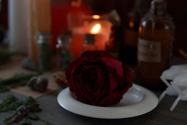 Rünlerle, pentagramla ve sihirli özelliklerle sihirli bir ayin