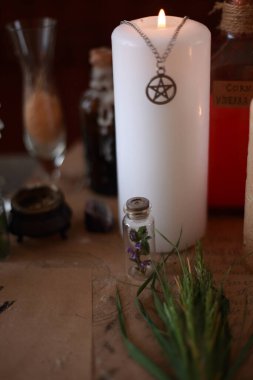 Rünlerle, pentagramla ve sihirli özelliklerle sihirli bir ayin