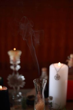 Rünlerle, pentagramla ve sihirli özelliklerle sihirli bir ayin