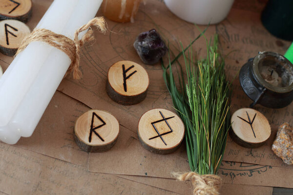 магический ритуал с рунами и пентаграммой и магическими атрибутами
