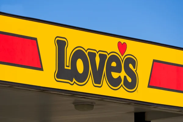 Love's tankstation buitenkant en teken — Stockfoto