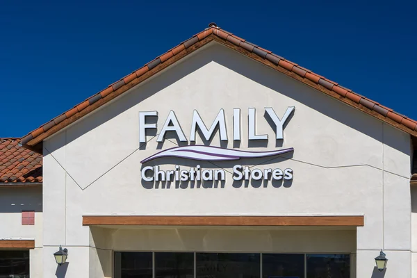Εξωτερικό καταστήματος χριστιανική οικογένεια και λογότυπο — Φωτογραφία Αρχείου