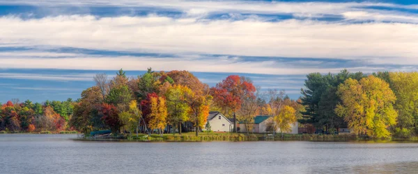 Cultivo cinematográfico de colores vibrantes de otoño en el río Apple — Foto de Stock