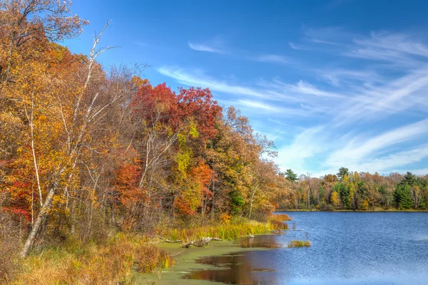 Herbst leuchtende Farben auf dem Apfelfluss — Stockfoto