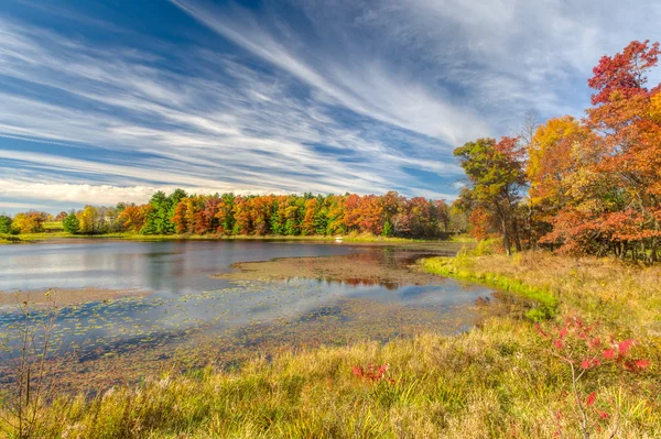 Lac d'automne dans le Midwest américain — Photo