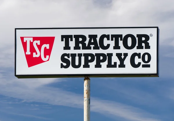Traktorlieferant Firma Außenschild und Logo. — Stockfoto