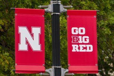 Nebraska Üniversitesi logosu ve bayrak