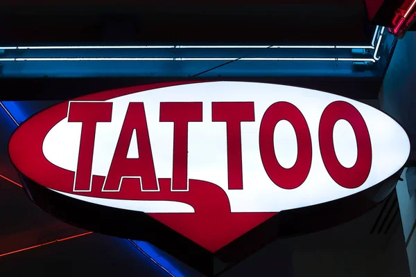 Segno rosso tatuaggio di notte — Foto Stock