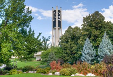 Brigham Young Üniversitesi kuruluşunun yüzüncü yılını kutlayan tonlarda ses veren çanlar Kulesi
