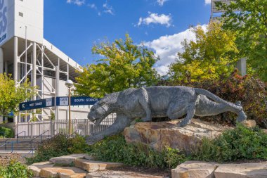 Lavell Edwards Stadyumu, Brigham Young Üniversitesi kampüsünde