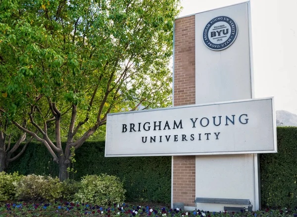 Entrada para o Campus da Universidade Brigham Young . — Fotografia de Stock