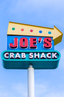 Joe'nun Yengeç Kulübesi Restoran işareti ve dış