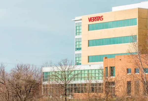 Veritas Corporate Building ja allekirjoittaa — kuvapankkivalokuva
