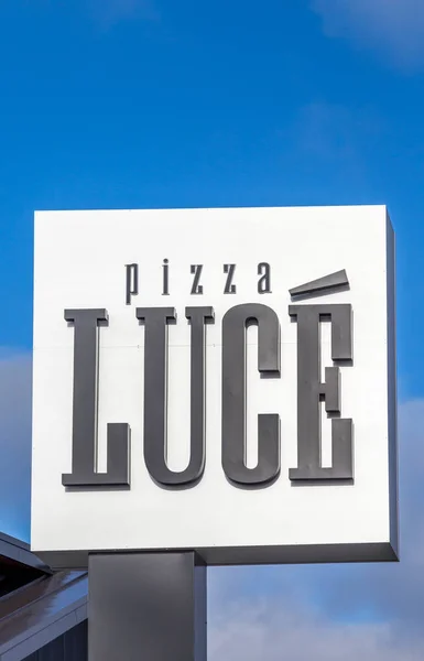 Pizza Luce Restaurant buitenkant en teken — Stockfoto