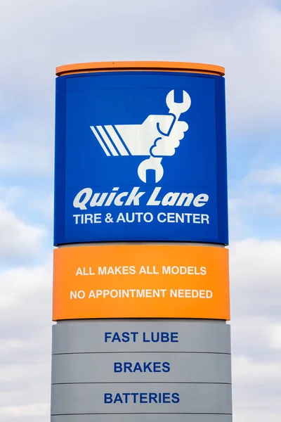 Quick Lane Auto riparazione segno e logo — Foto Stock