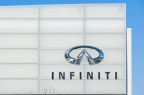 Infiniti Automobile Dealership e logotipo — Fotografia de Stock