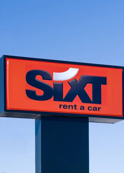 Σημάδι ενοικίασης αυτοκινήτων Sixt και λογότυπο — Φωτογραφία Αρχείου