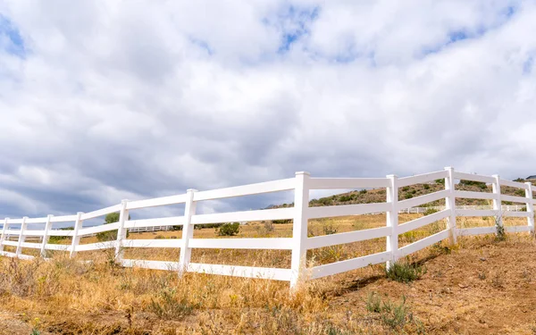 White Fence of Leading Lines in the Country — Stock Photo, Image