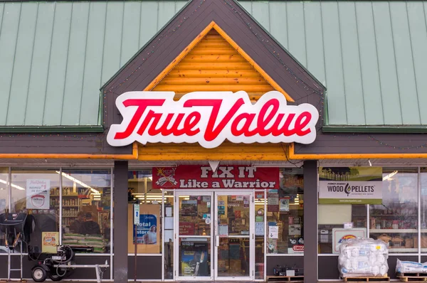 True Value Hardware Store Exterior and Logo — Stock Photo, Image