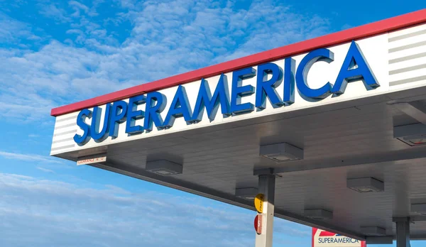 Superamerica bensinstation exteriör och logotyp — Stockfoto