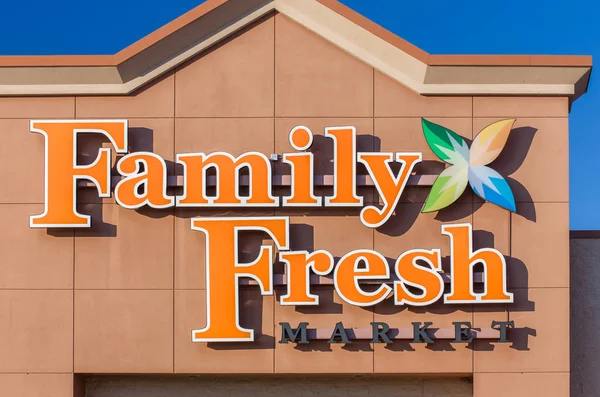Family Fresh marknaden livsmedelsbutik och tecken — Stockfoto